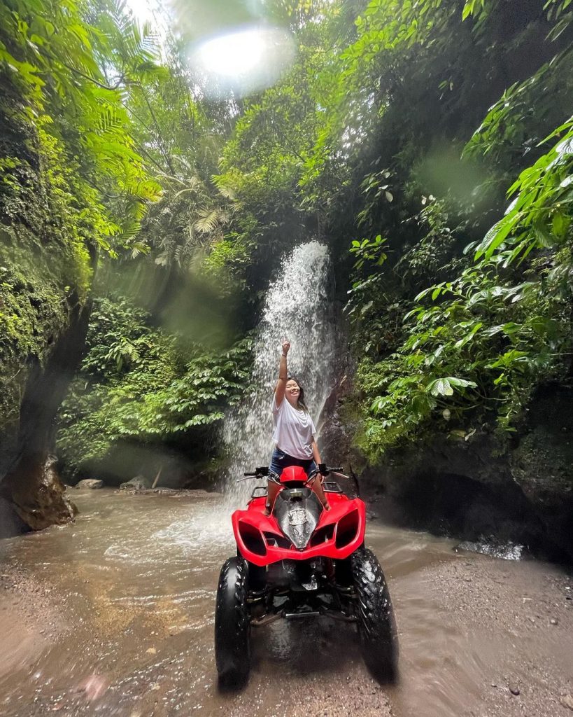 10 Daya Tarik Bali yang Menarik Hati Turis Mancanegara: Mengapa Bali Jadi Destinasi Favorit? 10 Daya Tarik Bali yang Menarik Hati Turis Mancanegara: Mengapa Bali Jadi Destinasi Favorit?