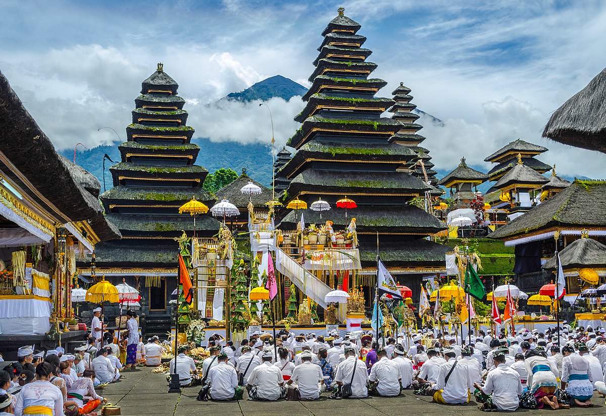 10 Daya Tarik Bali yang Menarik Hati Turis Mancanegara: Mengapa Bali Jadi Destinasi Favorit? 10 Daya Tarik Bali yang Menarik Hati Turis Mancanegara: Mengapa Bali Jadi Destinasi Favorit?