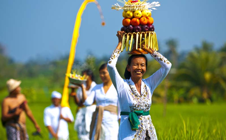 10 Daya Tarik Bali yang Menarik Hati Turis Mancanegara: Mengapa Bali Jadi Destinasi Favorit? 10 Daya Tarik Bali yang Menarik Hati Turis Mancanegara: Mengapa Bali Jadi Destinasi Favorit?