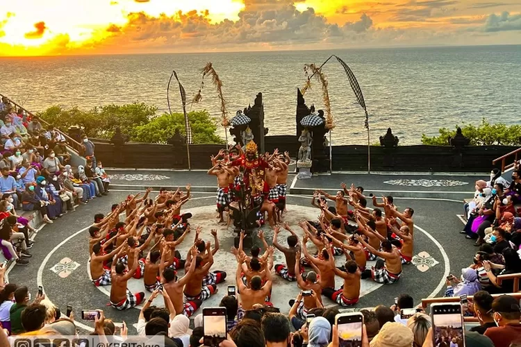 10 Daya Tarik Bali yang Menarik Hati Turis Mancanegara: Mengapa Bali Jadi Destinasi Favorit? 10 Daya Tarik Bali yang Menarik Hati Turis Mancanegara: Mengapa Bali Jadi Destinasi Favorit?