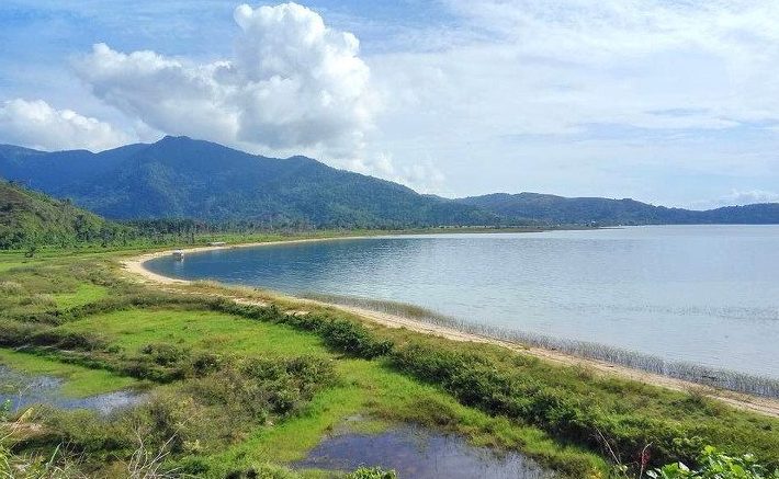 Keajaiban Alam di Negeri Seribu Danau: Menyusuri Keindahan 5 Danau Terluas di Indonesia Keajaiban Alam di Negeri Seribu Danau: Menyusuri Keindahan 5 Danau Terluas di Indonesia