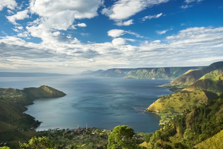 Keajaiban Alam di Negeri Seribu Danau: Menyusuri Keindahan 5 Danau Terluas di Indonesia Keajaiban Alam di Negeri Seribu Danau: Menyusuri Keindahan 5 Danau Terluas di Indonesia
