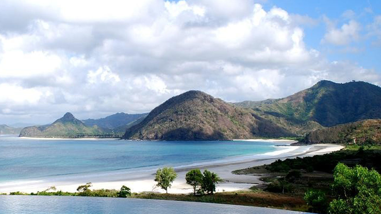 Melihat Keindahan Lombok dari Ketinggian: Bukit yang Menawarkan Pemandangan Spektakuler Melihat Keindahan Lombok dari Ketinggian: Bukit yang Menawarkan Pemandangan Spektakuler