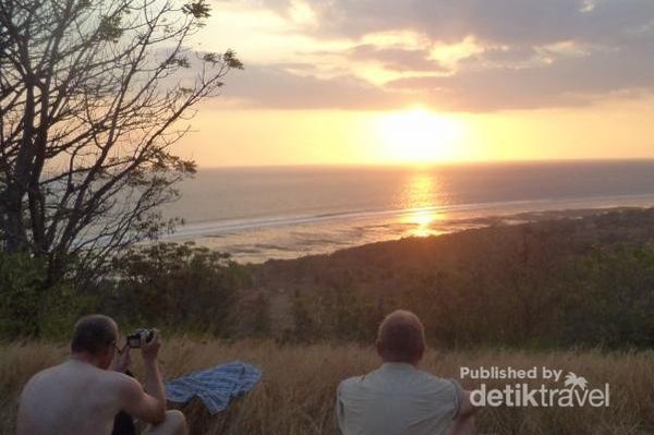 Melihat Keindahan Lombok dari Ketinggian: Bukit yang Menawarkan Pemandangan Spektakuler Melihat Keindahan Lombok dari Ketinggian: Bukit yang Menawarkan Pemandangan Spektakuler
