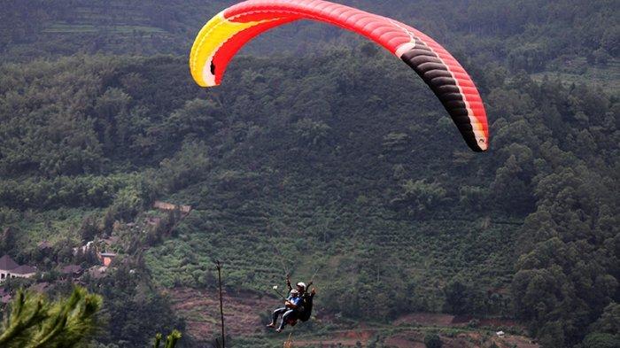 Melintasi Langit Sambil Menikmati Keindahan Alam: Sensasi Unik Paralayang dengan Latar Pemandangan Hijau Melintasi Langit Sambil Menikmati Keindahan Alam: Sensasi Unik Paralayang dengan Latar Pemandangan Hijau