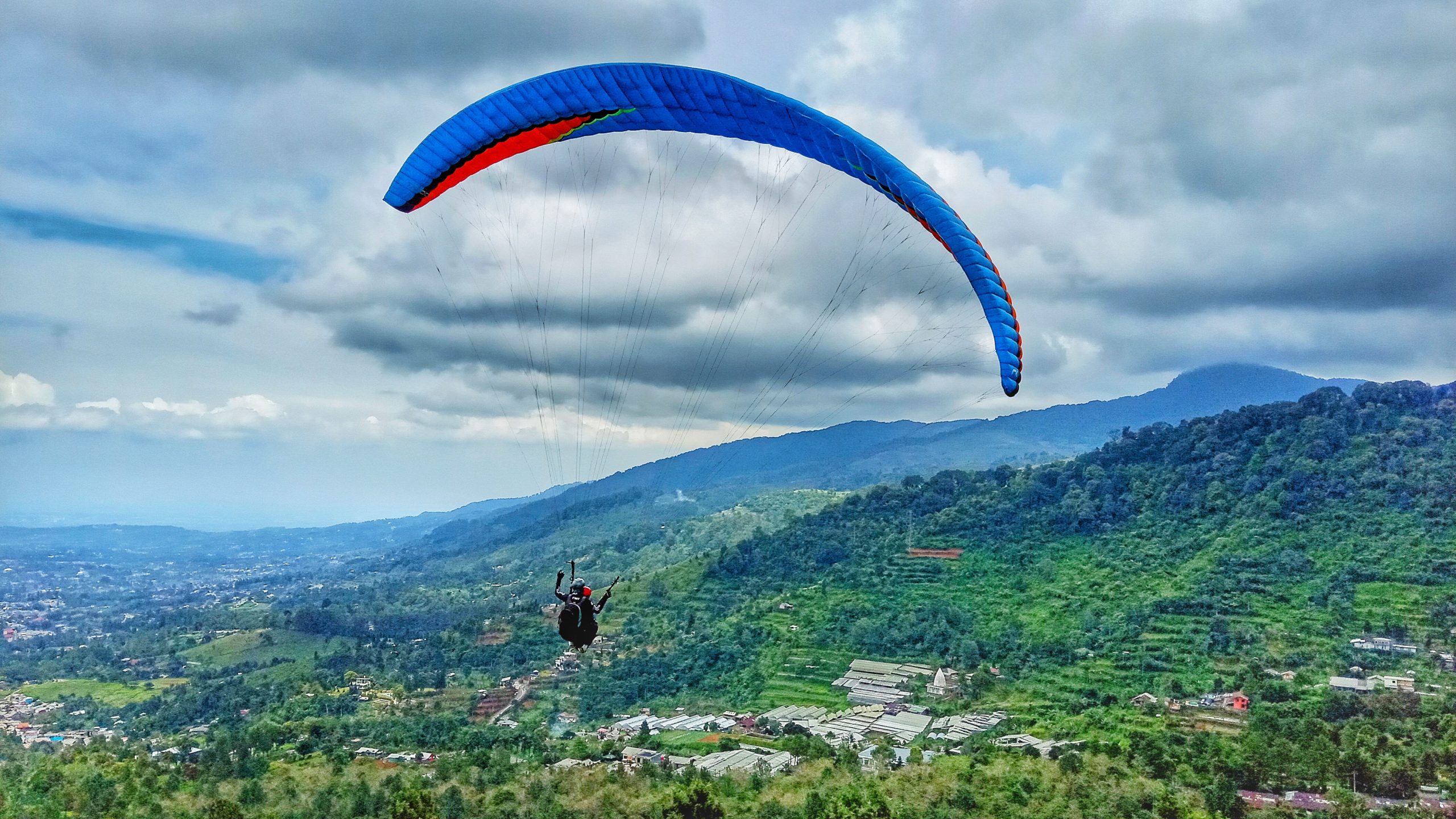 Melintasi Langit Sambil Menikmati Keindahan Alam: Sensasi Unik Paralayang dengan Latar Pemandangan Hijau Melintasi Langit Sambil Menikmati Keindahan Alam: Sensasi Unik Paralayang dengan Latar Pemandangan Hijau