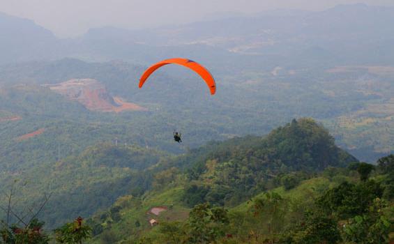 Melintasi Langit Sambil Menikmati Keindahan Alam: Sensasi Unik Paralayang dengan Latar Pemandangan Hijau Melintasi Langit Sambil Menikmati Keindahan Alam: Sensasi Unik Paralayang dengan Latar Pemandangan Hijau
