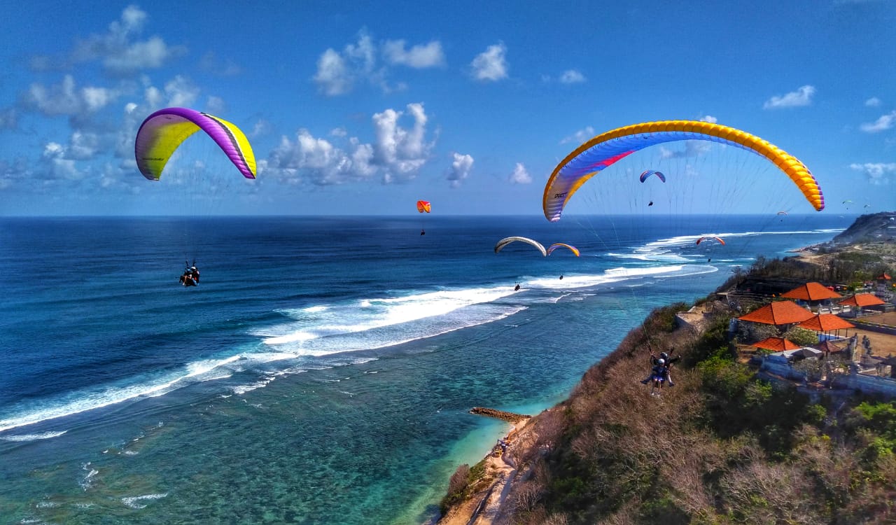 Terbang di Antara Langit dan Laut: Sensasi Paralayang dengan Pemandangan Pantai yang Menakjubkan Terbang di Antara Langit dan Laut: Sensasi Paralayang dengan Pemandangan Pantai yang Menakjubkan