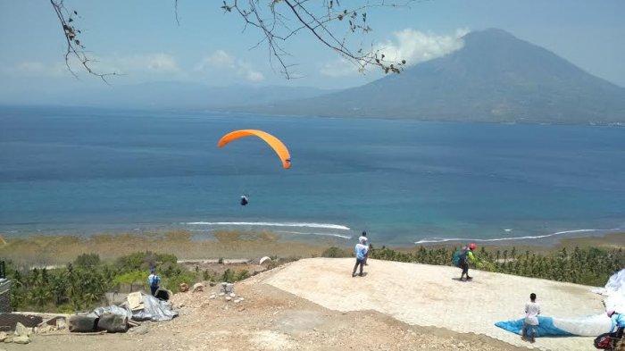 Terbang di Antara Langit dan Laut: Sensasi Paralayang dengan Pemandangan Pantai yang Menakjubkan Terbang di Antara Langit dan Laut: Sensasi Paralayang dengan Pemandangan Pantai yang Menakjubkan