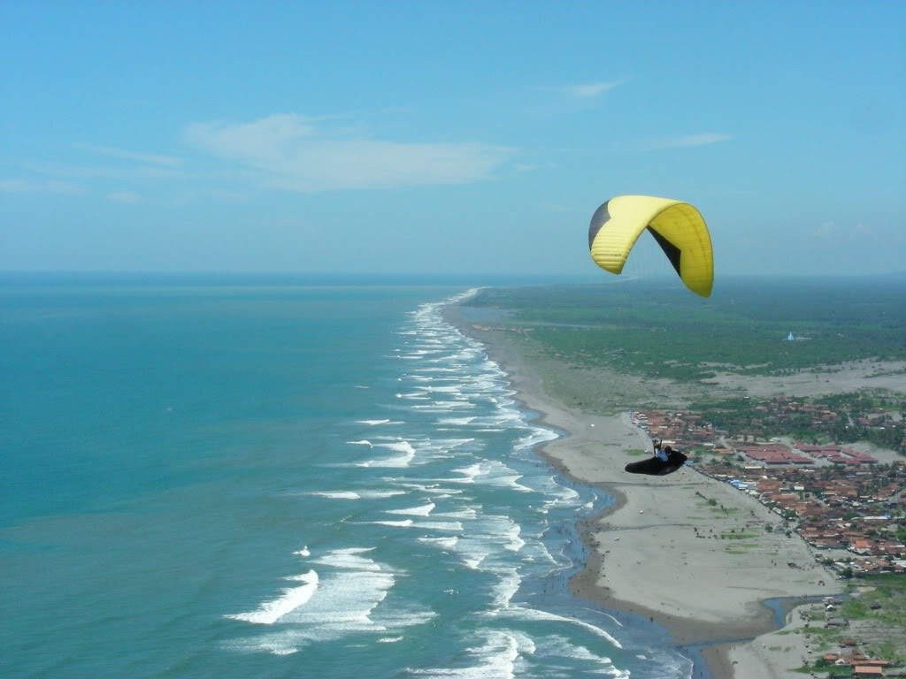 Terbang di Antara Langit dan Laut: Sensasi Paralayang dengan Pemandangan Pantai yang Menakjubkan Terbang di Antara Langit dan Laut: Sensasi Paralayang dengan Pemandangan Pantai yang Menakjubkan